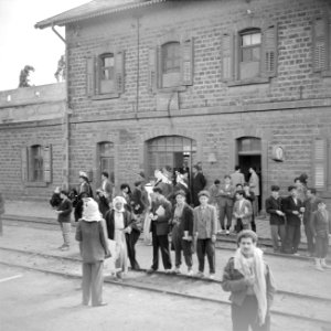 Wachtende reizigers op het station van de Jordaanse grensplaats Dera, Bestanddeelnr 255-5783