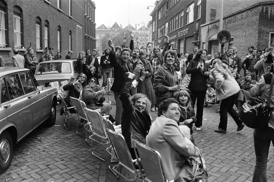 Wachtende vrouwen en stakers voor het Huis van Bewaring, zwaaiend naar gearreste, Bestanddeelnr 930-4809
