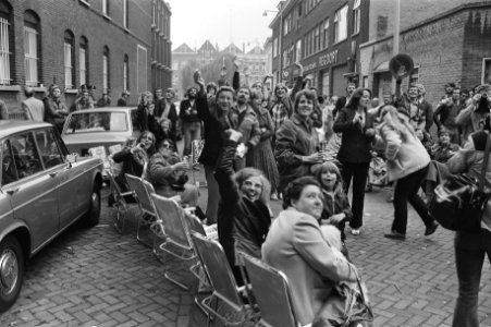 Wachtende vrouwen en stakers voor het Huis van Bewaring, zwaaiend naar gearreste, Bestanddeelnr 930-4809
