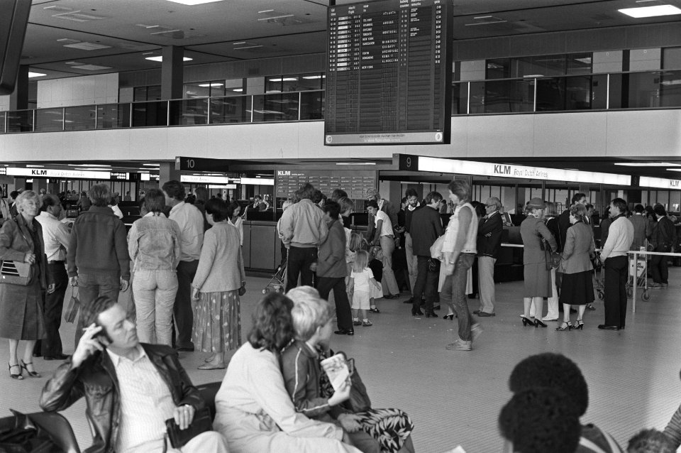 Wachtende passagiers in vertrekhal, Bestanddeelnr 931-6213