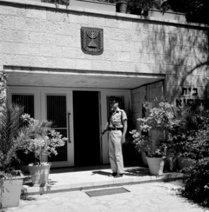 Wachtpost voor de ambtswoning van de president van Israel met boven de ingang he, Bestanddeelnr 255-4242