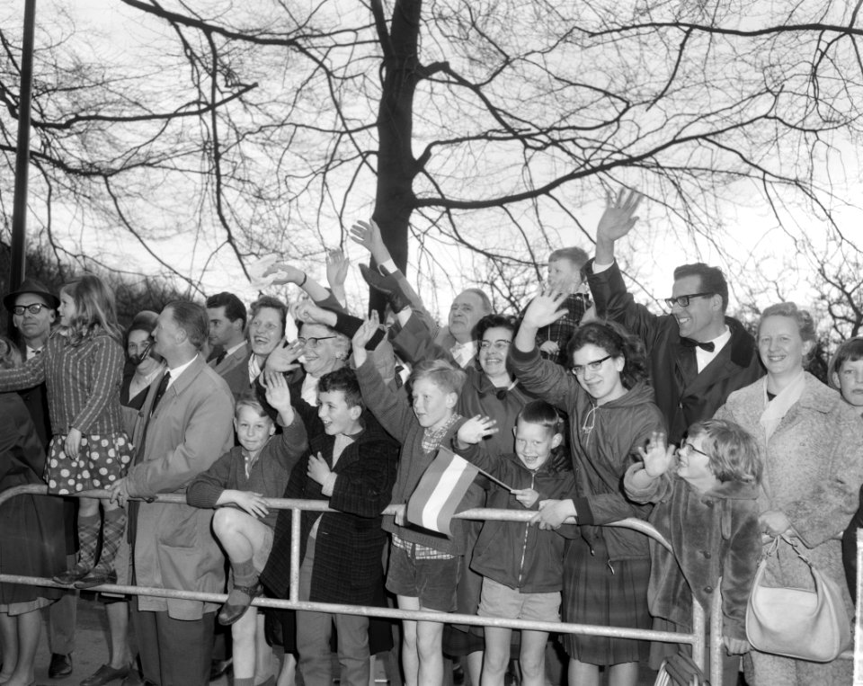 Wachtende mensen bij Paleis Soestdijk, Bestanddeelnr 916-3198