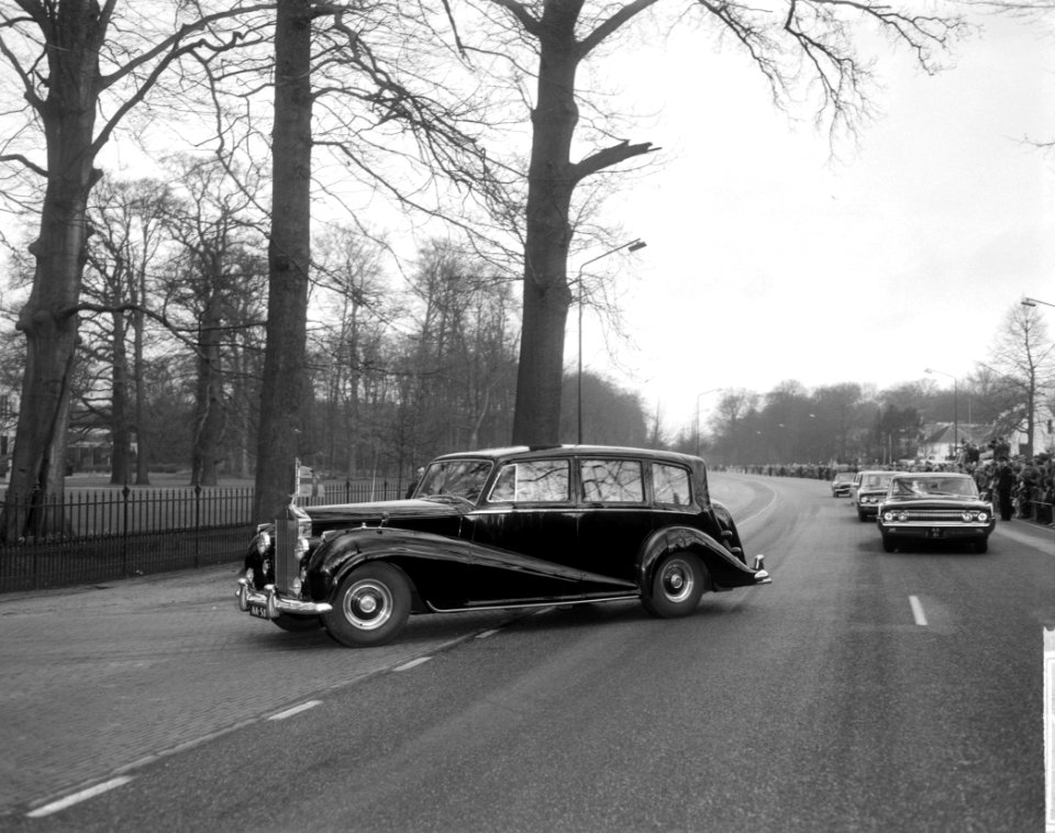 Wachtende mensen bij Paleis Soestdijk , de auto gaat het Paleis binnen, Bestanddeelnr 916-3200
