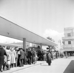 Wachtende reizigers op een van de perrons van het autobusstation van Tel Aviv, Bestanddeelnr 255-1279