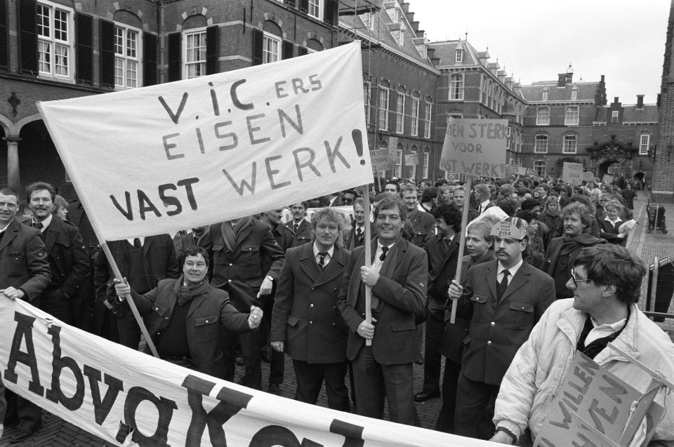 Wagenbegeleiders (z.g. VIC-ers) demonstreren in Den Haag voor vast werk, Bestanddeelnr 934-2070