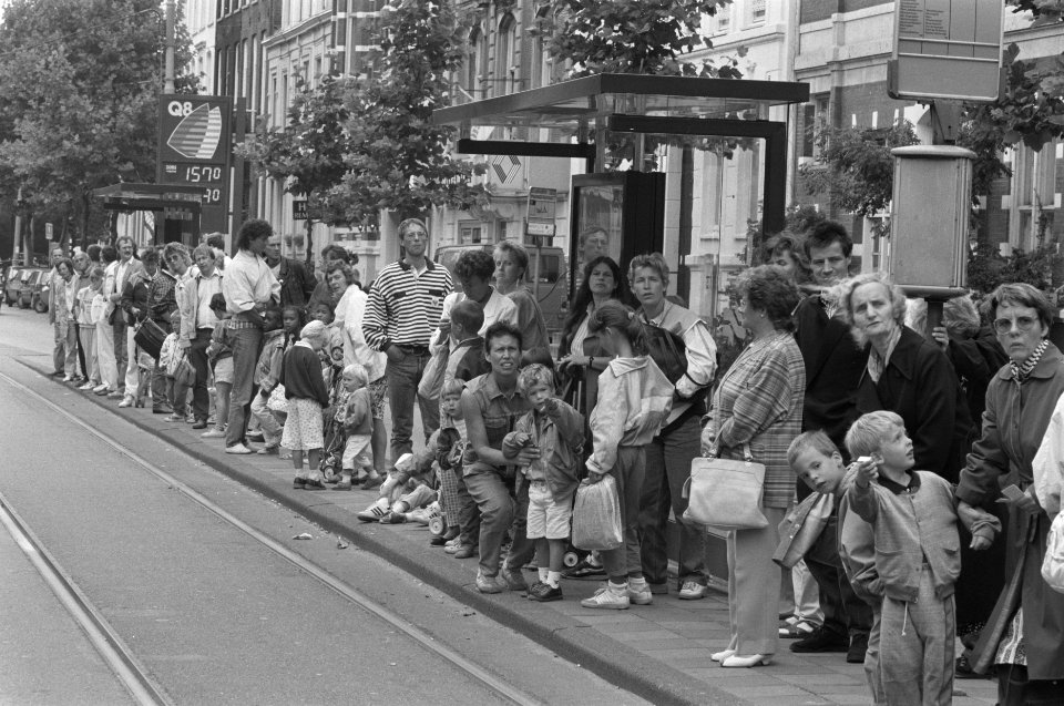 Wachten op tram na bezoek aan Artis, Bestanddeelnr 934-2937