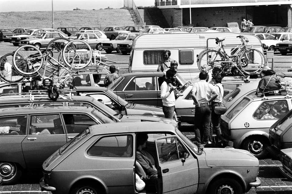 Wachtende autos met fietsen op het dak, Bestanddeelnr 932-5965