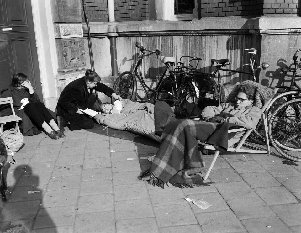 Wachtende mensen kaartverkoop Holland Festival . Schouwburg aangetast, Bestanddeelnr 908-6583