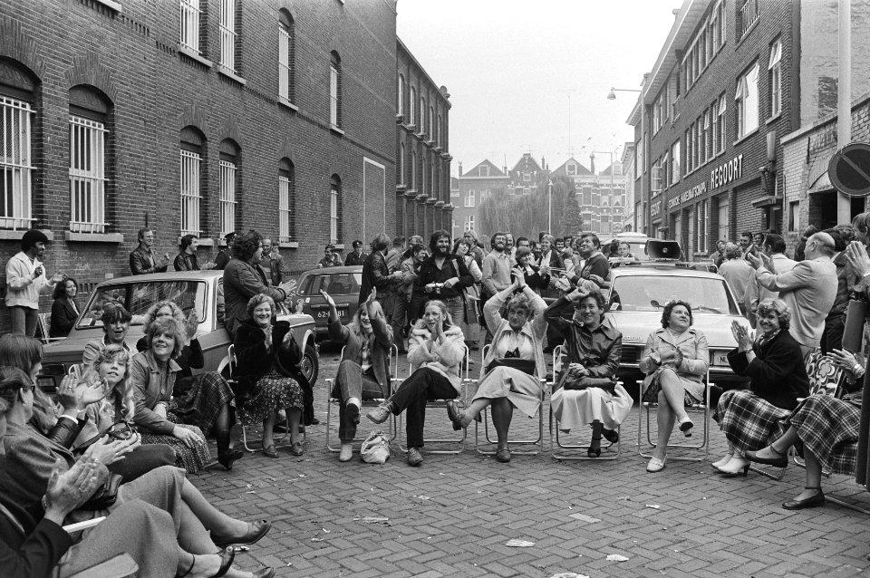 Wachtende vrouwen en stakers voor het Huis van Bewaring, Bestanddeelnr 930-4808