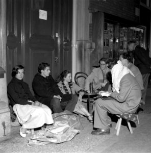 Wachtenden voor kaartjes Holland Festival Stadschouwburg, Bestanddeelnr 907-1749
