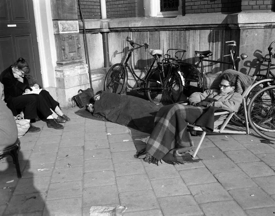 Wachtende mensen kaartverkoop Holland Festival . Schouwburg aangetast, Bestanddeelnr 908-6581