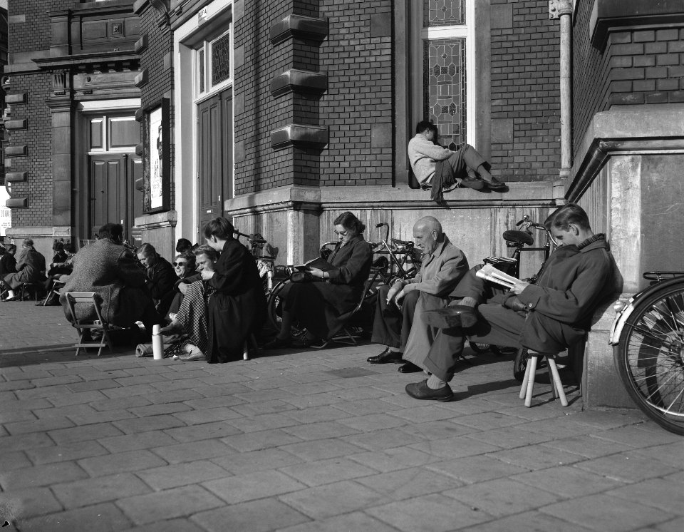 Wachtende mensen kaartverkoop Holland Festival . Schouwburg aangetast, Bestanddeelnr 908-6582