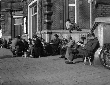 Wachtende mensen kaartverkoop Holland Festival . Schouwburg aangetast, Bestanddeelnr 908-6582