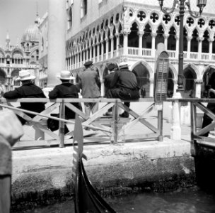 Wachtende gondeliers bij het San Marcoplein in Venetië, Bestanddeelnr 254-2044