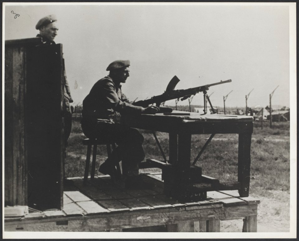 Wachtpost bij interneringskamp Vught. Een bren op een tafel, Bestanddeelnr 31018 048