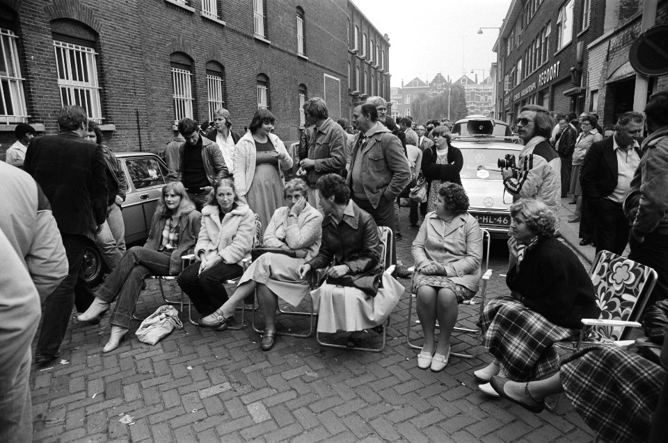 Wachtende vrouwen en stakers voor het Huis van Bewaring, Bestanddeelnr 930-4811