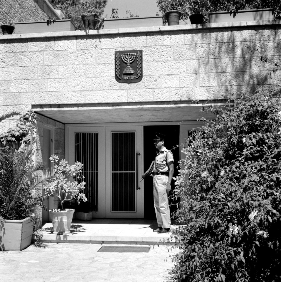 Wachtpost voor de ambtswoning van de president van Israel met boven de ingang he, Bestanddeelnr 255-4241