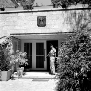Wachtpost voor de ambtswoning van de president van Israel met boven de ingang he, Bestanddeelnr 255-4241