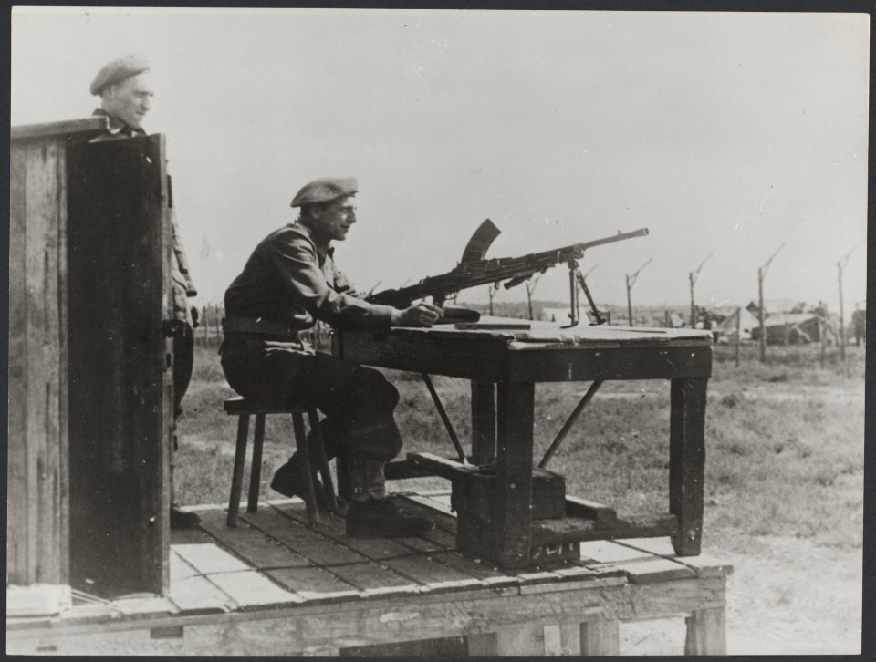 Wachtpost bij interneringskamp Vught Een bren op een tafel, Bestanddeelnr 31017 077