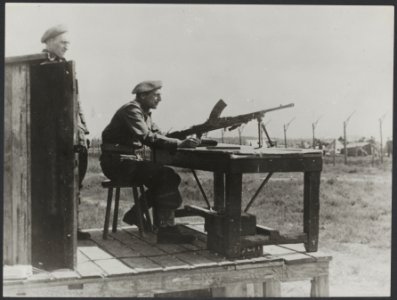 Wachtpost bij interneringskamp Vught Een bren op een tafel, Bestanddeelnr 31017 077