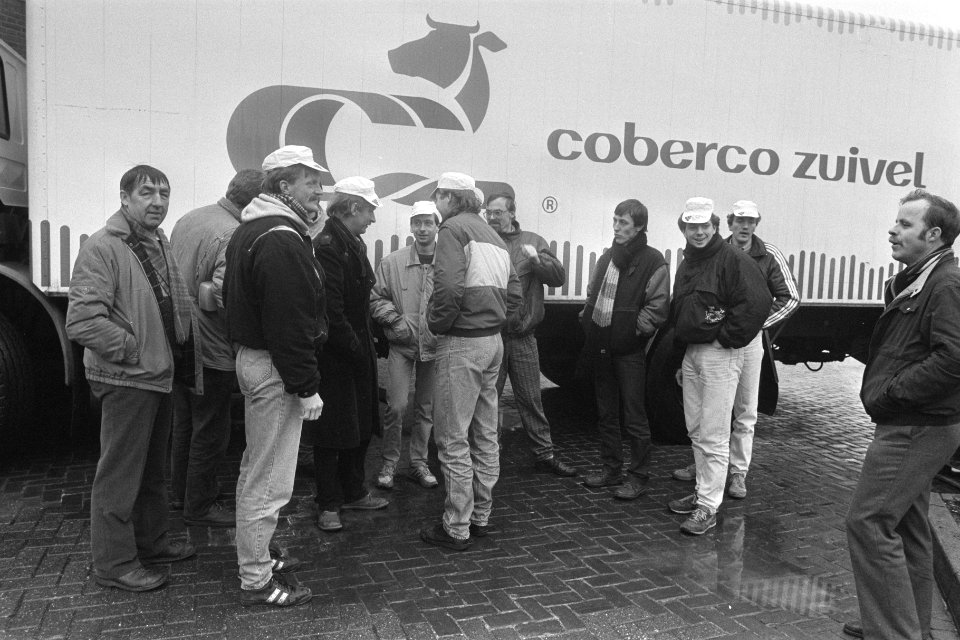 Staking bij Coberco-zuivel in Eefde postende stakers voor bedrijf + naam Coberc, Bestanddeelnr 933-8855