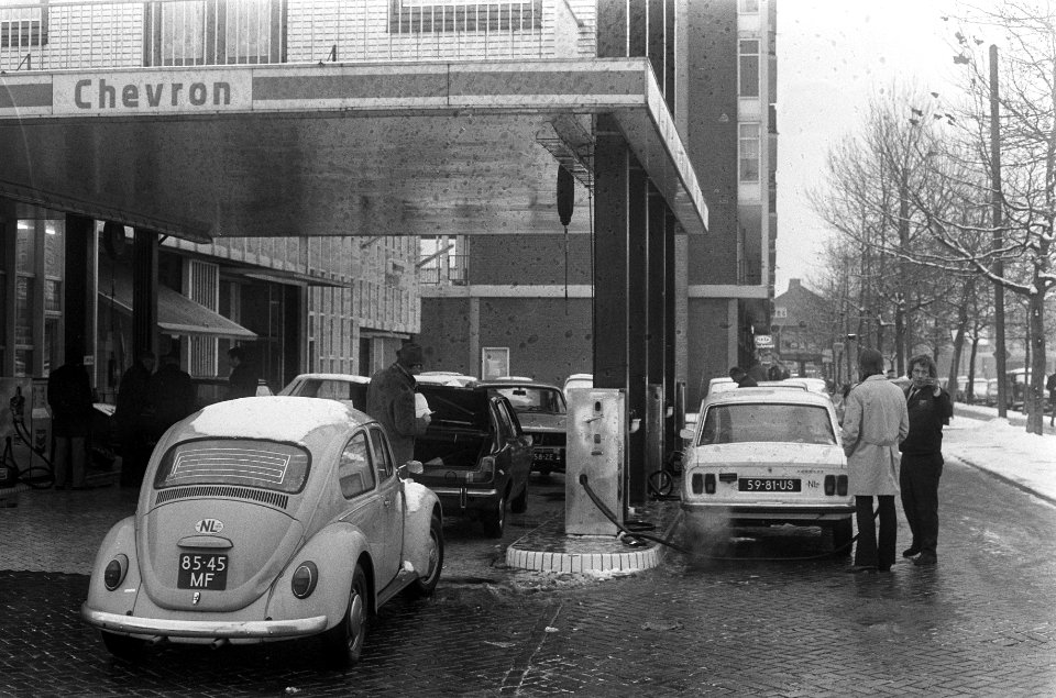 Wachtrij bij de bezinepompen, Bestanddeelnr 926-8636