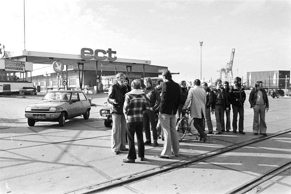 Staking bij ECT-containerbedrijf in Rotterdam postende stakers voor de poort, Bestanddeelnr 929-0276