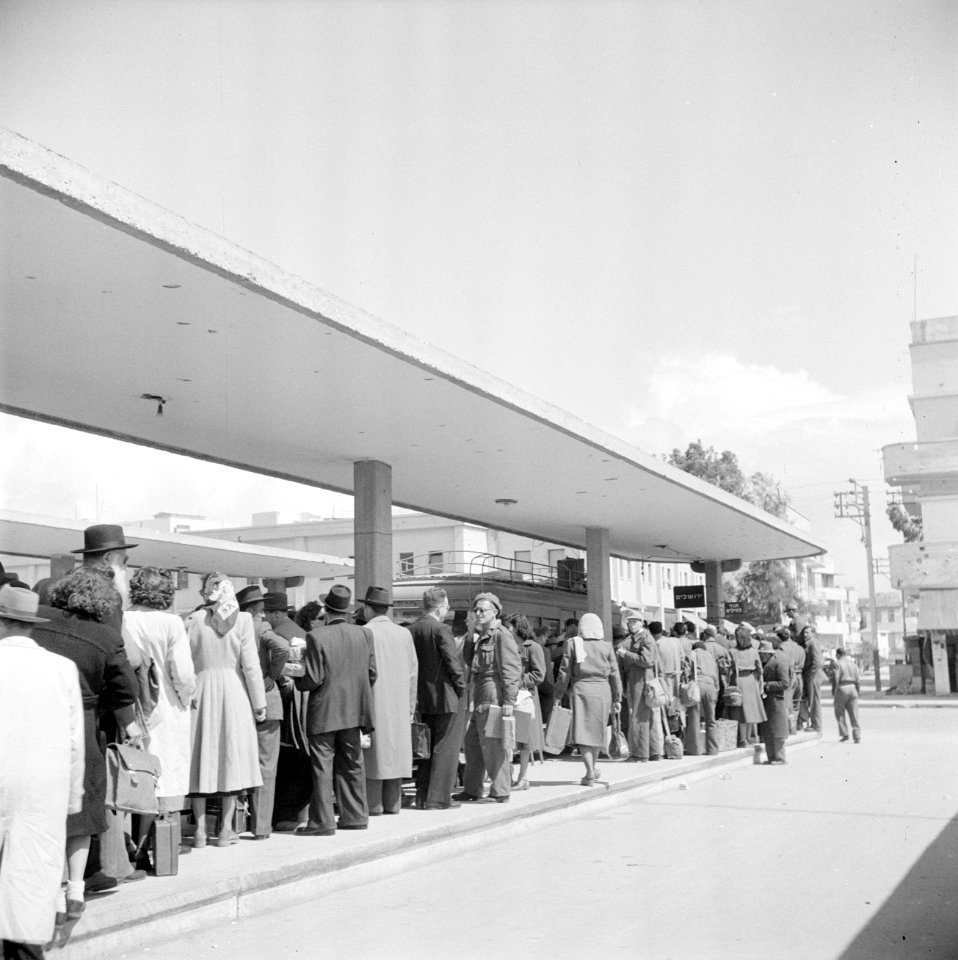 Wachtende reizigers op een van de perrons van het autobusstation van Tel Aviv, Bestanddeelnr 255-1277