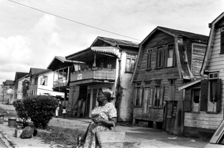 Suriname, De Erven , Armoede mensen tussen hun krotwoningen, Bestanddeelnr 927-8412