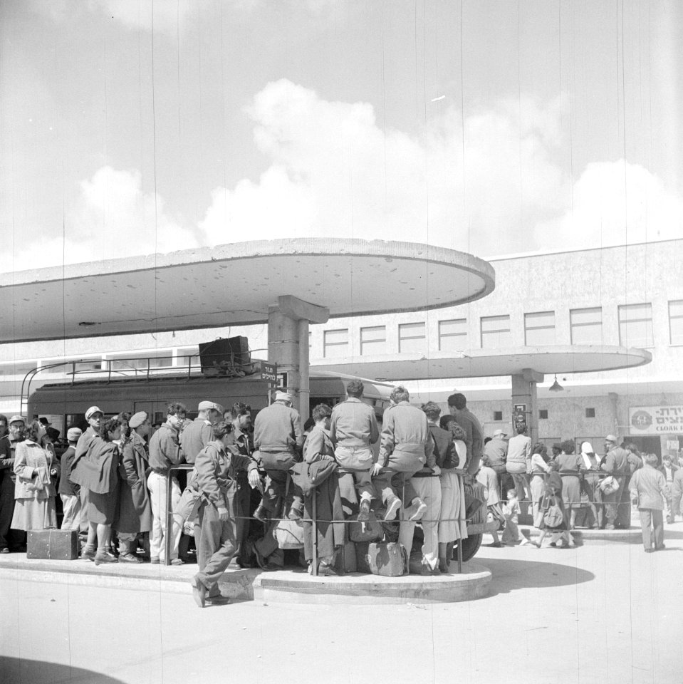 Wachtende reizigers op een van de perrons van het autobusstation van Tel Aviv, Bestanddeelnr 255-1280