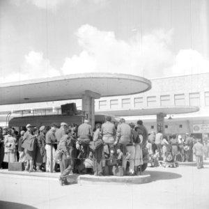 Wachtende reizigers op een van de perrons van het autobusstation van Tel Aviv, Bestanddeelnr 255-1280