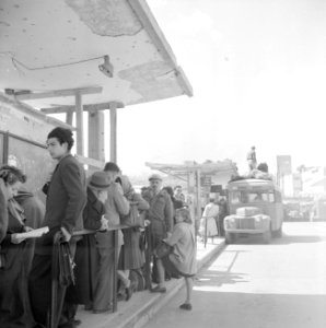 Wachtende reizigers op een van de perrons van het autobusstation van Tel Aviv te, Bestanddeelnr 255-1278