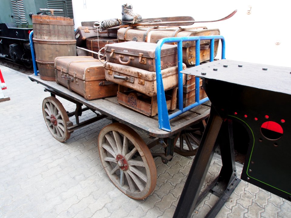Wagen mit Koffer, Pfalzbahn-Museum, Eisenbahnmuseum Neustadt-Weinstraße bild 1