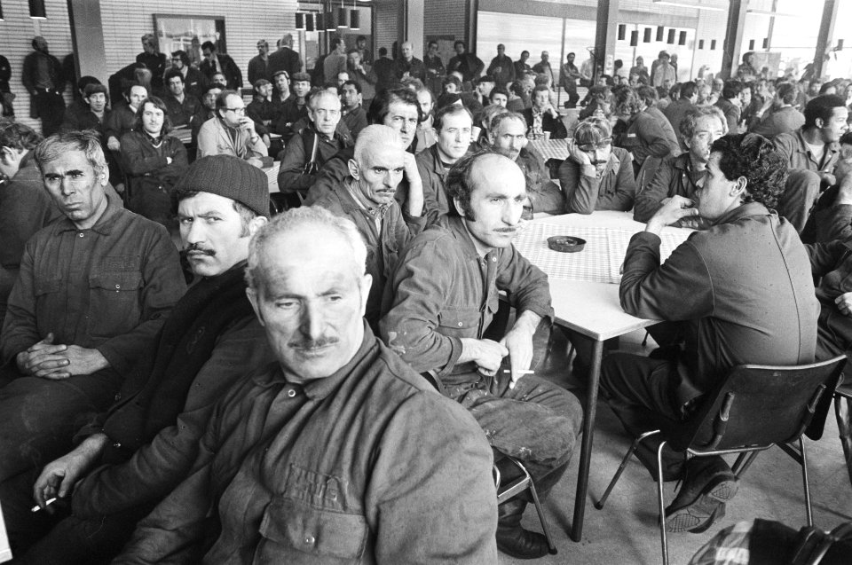 Staking van 1 uur bij VMF in Utrecht (gieterij) arbeiders in kantine, Bestanddeelnr 929-1462