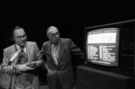 Start NOS Teletekst op VU Amsterdam Mare Euwe (recht en prof RD vd Riet bi, Bestanddeelnr 930-7520