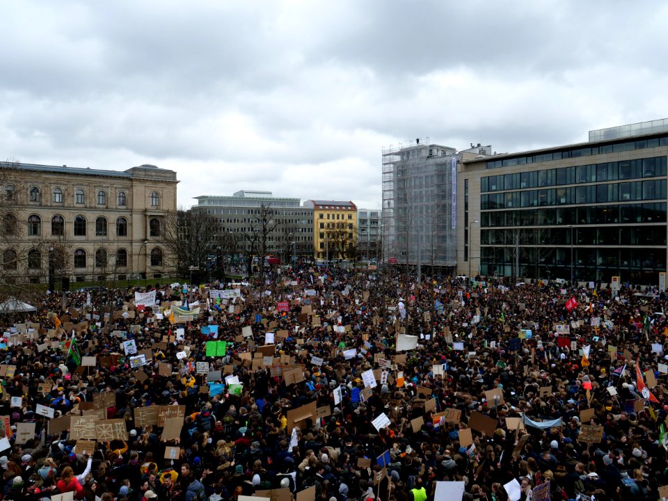 Start of the FridaysForFuture demonstration Berlin 15-03-2019 view from top 07
