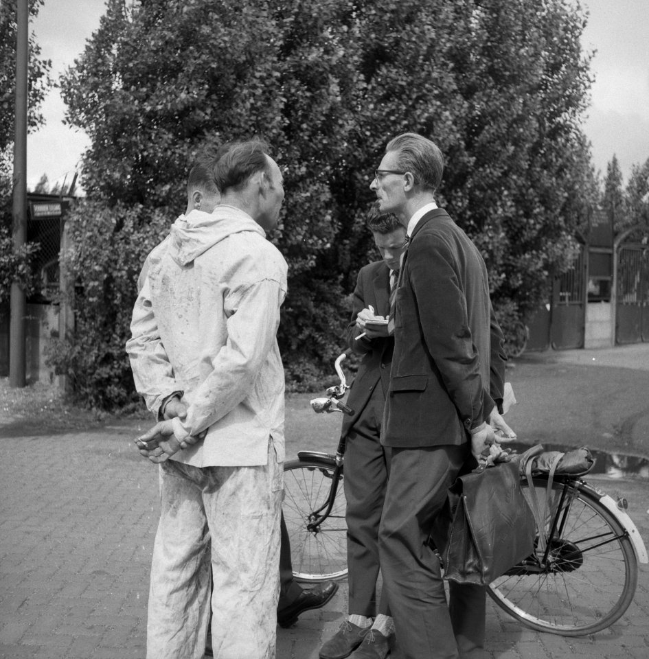 Staking bij de NDSM, een der stakers staat de journaliste te woord, Bestanddeelnr 911-5313