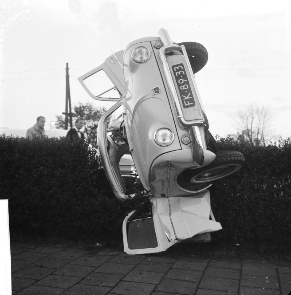 Wagen van J. van der Broek geslipt op Muiderstraatweg. De auto in de heg, Bestanddeelnr 913-1133
