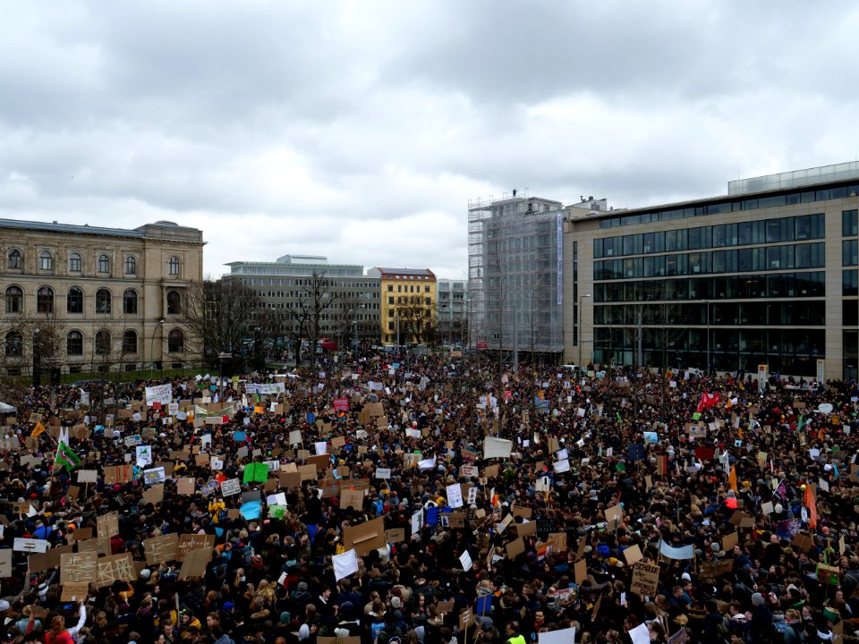 Start of the FridaysForFuture demonstration Berlin 15-03-2019 view from top 05