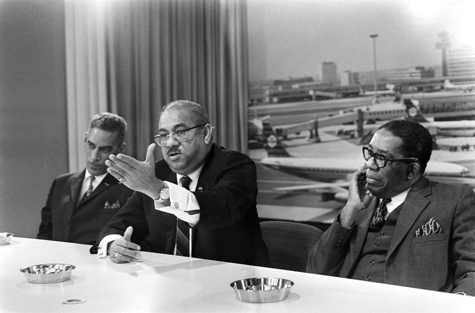 Surinaamse ministers arriveren op Schiphol v.l.n.r. minister Rens, minister Rad, Bestanddeelnr 924-1395