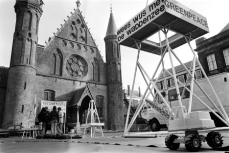 Waddenvereniging en Greenpeace demonstreren op het Binnenhof met nagebouwde boor, Bestanddeelnr 932-7641