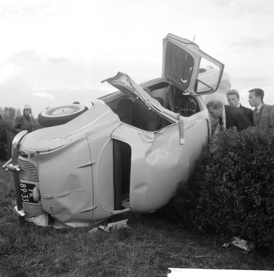 Wagen van J. van der Broek geslipt op Muiderstraatweg, Bestanddeelnr 913-1132