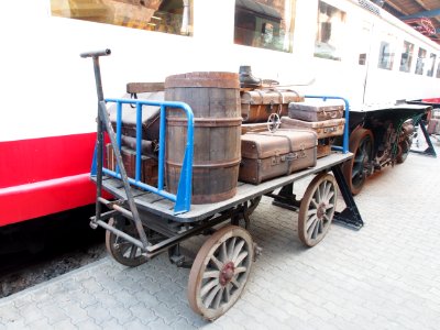 Wagen mit Koffer, Pfalzbahn-Museum, Eisenbahnmuseum Neustadt-Weinstraße bild 2