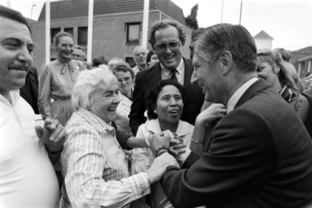 Start CDA-verkiezingscampagne in Tiel (opdr. CDA) Van Agt spreekt met publiek, Bestanddeelnr 932-2889