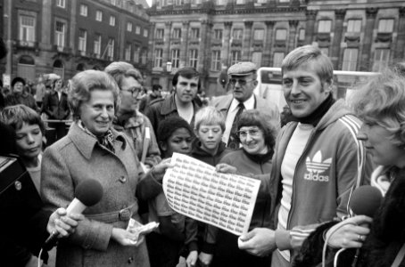 Start kinderpostzegelaktie op Dam in Amsterdam Ajax-doelman Piet Schrijvers koo, Bestanddeelnr 928-8888