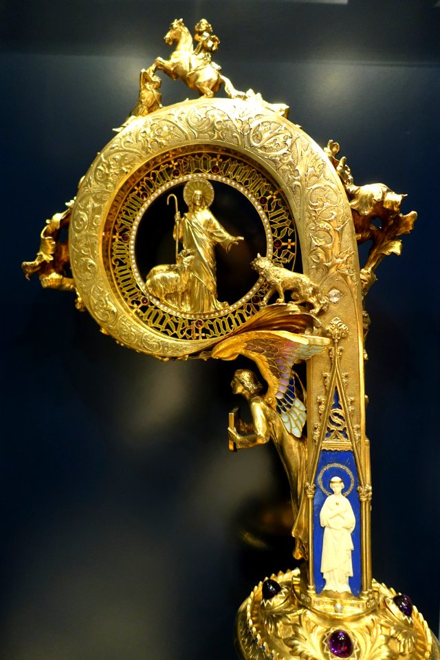 Staff of the Bishop of Tuy, made by Masriera brothers, view 1, Catalan, 1907 AD, gold with ivory figures attributed to E. Bernabes - Museo Nacional de Artes Decorativas - Madrid, Spain - DSC08043