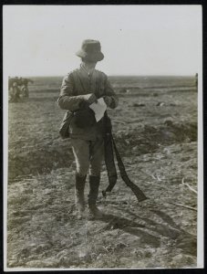 Staff Officer reading message dropped from an aeroplane., Bestanddeelnr 158-1527