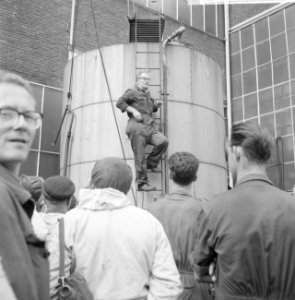 Staking bij de NDSM, een der stakingsleiders roept de 24-uurs proteststaking uit, Bestanddeelnr 911-5325