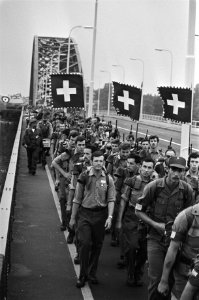 Start 61e vierdaagse van Nijmegen deelnemers op de brug over de Waal, Bestanddeelnr 929-2745