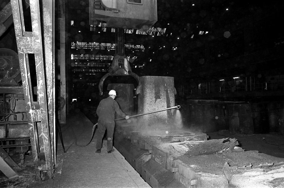 Staking bij Hoogovens, arbeider aan het werk in de walser, Bestanddeelnr 926-2395